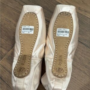 new - Russian pointe Rubin point shoes, rd 38, w3, v2